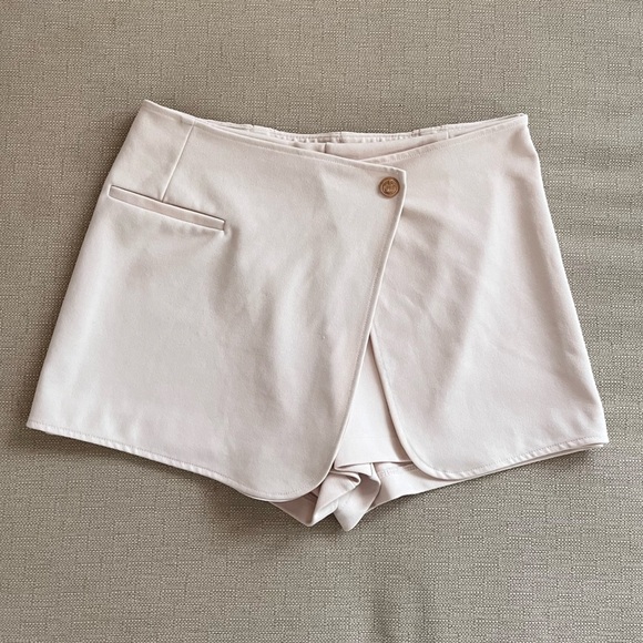 H&M Dresses & Skirts - H&M Light Beige Mini Skirt